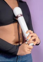 Nabíjateľný masážny prístroj Le Wand — obrázok 2